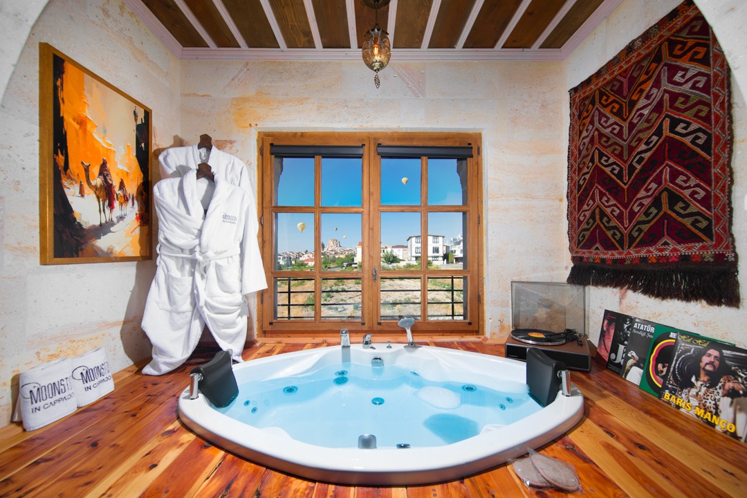 MOONSTONE OTEL